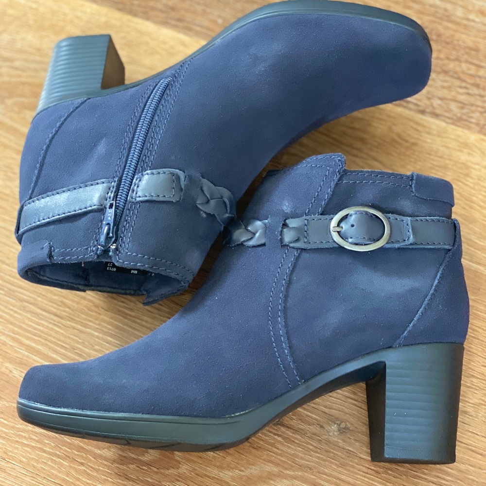 CLARKS NWT NAVY BOOTIES - Picture 2 of 5